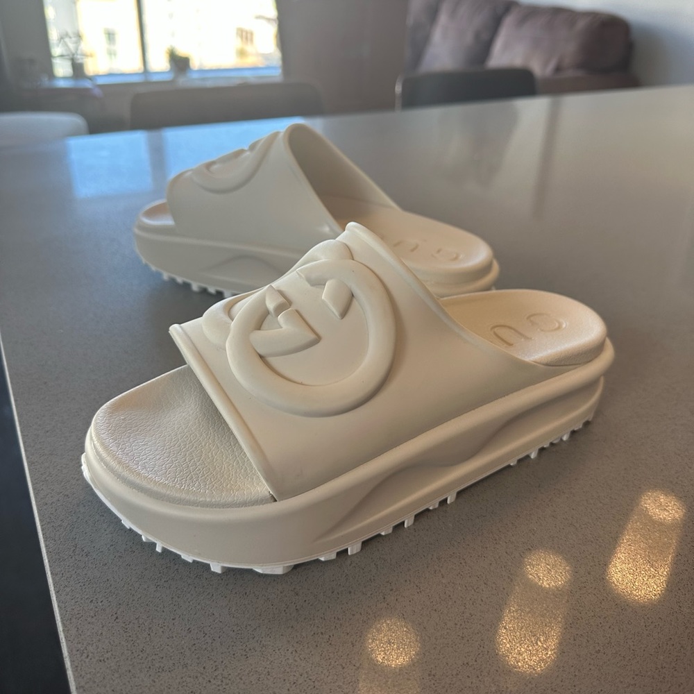 Gucci women’s slide sandal with interlocking G